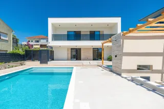 Trogir - Nova moderna vila od 300m2 s bazenom i jacuzzijem