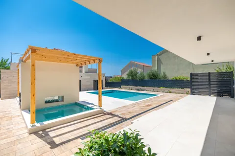 Trogir - Nova moderna vila od 300m2 s bazenom i jacuzzijem