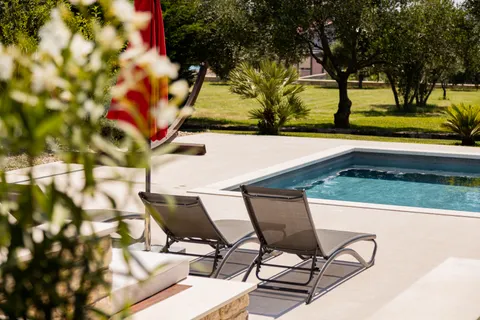 Zadar, Murvica – Prekrasna kamena vila s teniskim terenom na parceli 7800 m2