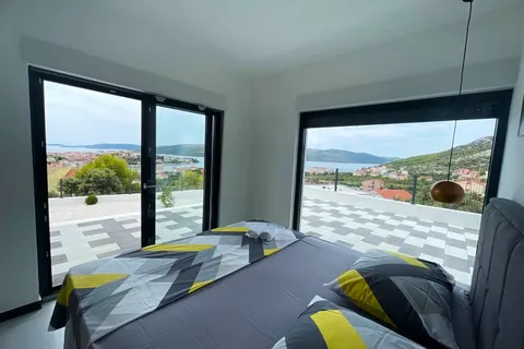 Trogir - Novoizgrađena vila s pogledom na more