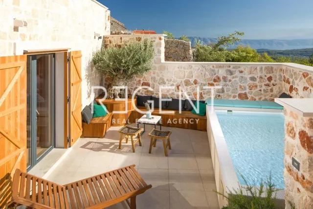 Hvar- kamena vila unikatnog dizajna 250m2