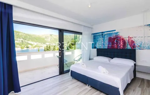 Dubrovnik, Zaton – Bijela moderna vila uz more s dodatnim zemljištem