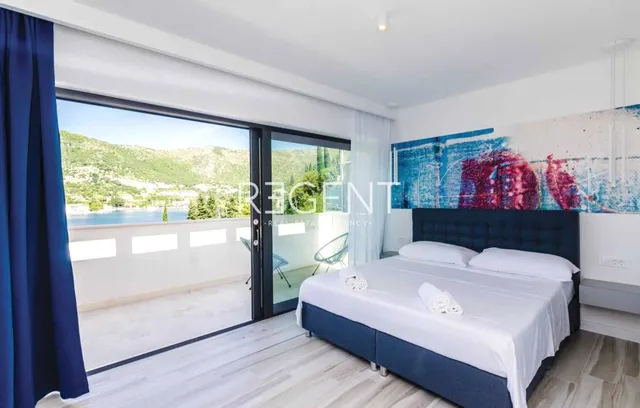 Dubrovnik, Zaton – Bijela moderna vila uz more s dodatnim zemljištem