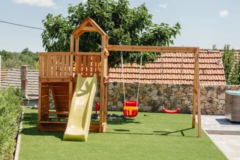 Imotski, Proložac - Moderno uređena vila 277 m2 na parceli 1360 m2 u mirnom okruženju