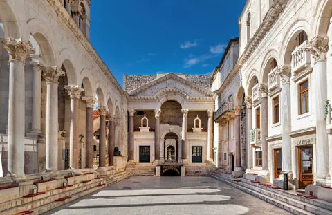 Split, Centar – Jedinstveni komercionalni prostor u Dioklecijanovoj palači 420 m2