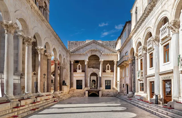 Split, Centar – Jedinstveni komercionalni prostor u Dioklecijanovoj palači 420 m2