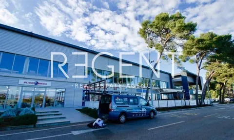 Hvar, Stari Grad - Poslovni prostor na frekventnoj lokaciji, roh bau 418 m2