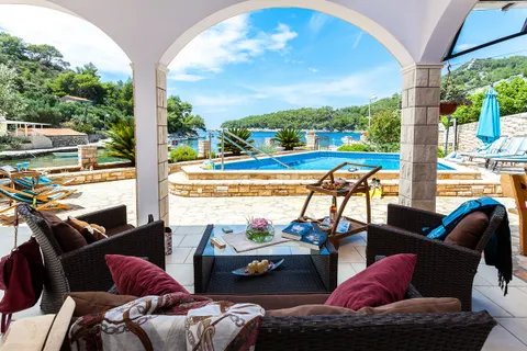 Otok Korčula – Šarmantna vila u uvali s bazenom 460 m2