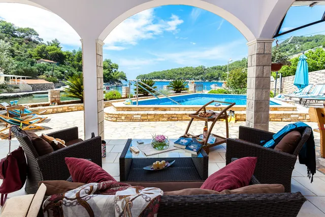Otok Korčula – Šarmantna vila u uvali s bazenom 460 m2