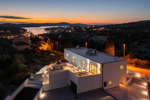Otok Brač, Milna – Novoizgrađena luksuzna vila od 370m2 s velikim hidromasažnim bazenom