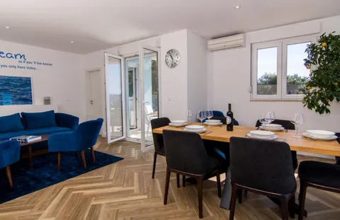 Trogir - Moderan, peterosobni penthouse s terasom i pogledom na more 185 m2