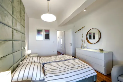 Zadar, Sukošan – Ekskluzivna dvoetažna vila s bazenom, 170 m²