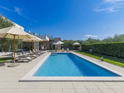 Istra, Novigrad - Atraktivna vila s bazenom 250 m2
