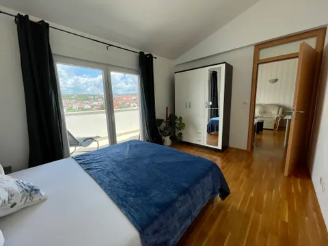 Čiovo – Trosoban stan 70 m², 1. red do mora