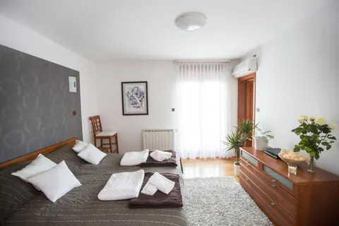 Zagreb, Pantovčak -Luksuzna samostojeća kuća s velikom okućnicom