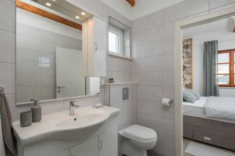 Šibenik, Rogoznica- Kamena kuća s bazenom i pogledom na more 100 m2