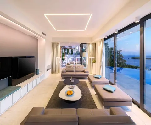 Hvar – Moderna vila s pogledom na more 195 m2