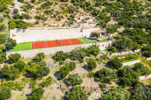 Dubrovnik, Zaton - Kamena kuća sa teniskim terenom i maslinikom