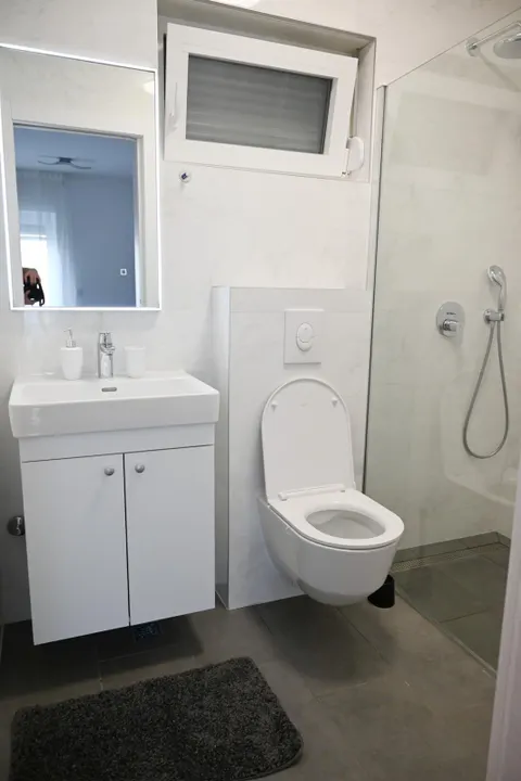 Podstrana, Strožanac - Dvosoban stan s vrtom 71 m2 dugoročno