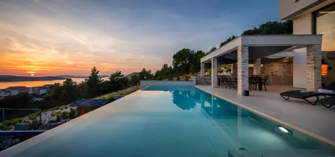 Šibenik, Žaborić - Moderna novoizgrađena vila s bazenom 380 m2