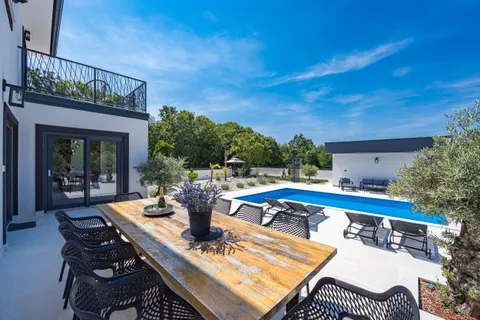 Istra – Kuća s bazenom na parceli 780m2