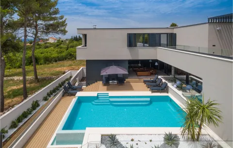 Zadar – Moderna vila okružena zelenilom s pogledom na more