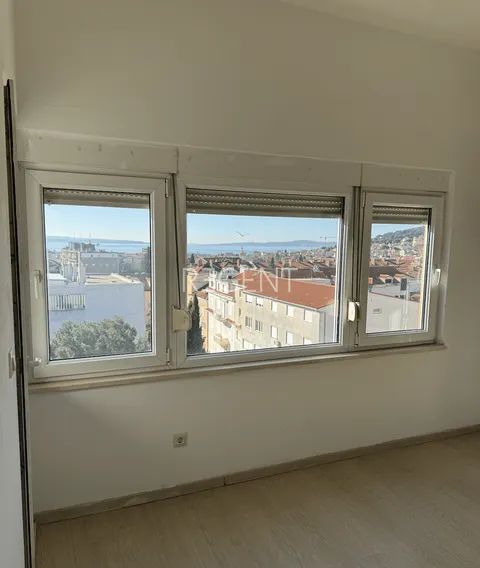 Split, Skalice - Trosoban stan s pogledom na Split 50 m2