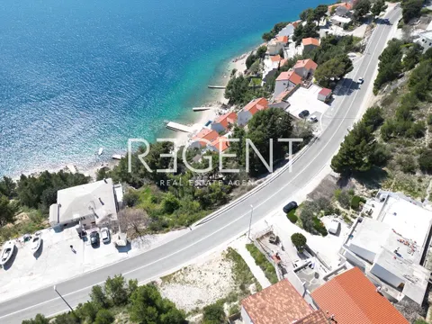 Omiš, Stanići - građevinsko zemljište 1214 m2 s projektom