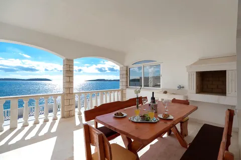 Otok Korčula – Unikatna kamena kuća uz more 450 m2