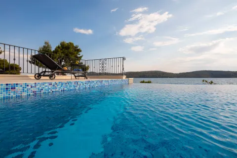 Šibenik - Prekrasna luksuzna vila uz more 1000 m2