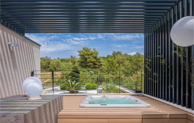 Zadar – Moderna vila okružena zelenilom s pogledom na more