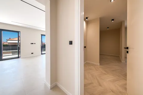 Trogir - Nova moderna vila od 300m2 s bazenom i jacuzzijem