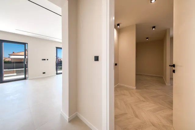Trogir - Nova moderna vila od 300m2 s bazenom i jacuzzijem
