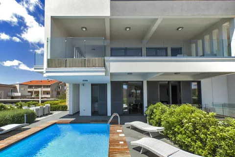 Zadar, Sukošan – Ekskluzivna dvoetažna vila s bazenom, 170 m²