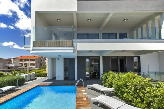 Zadar, Sukošan – Ekskluzivna dvoetažna vila s bazenom, 170 m²