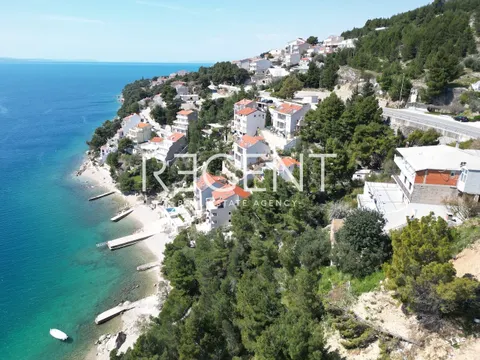 Omiš, Stanići - građevinsko zemljište 1214 m2 s projektom