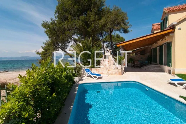 Brač, Mirca - Vila s bazenom uz more 330m2