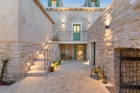 Brač, Pučišća - Prekrasna kamena vila 120 m2