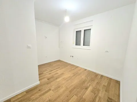 Sveta Nedelja, Kerestinec- Trosoban stan 100 m2 s vrtom