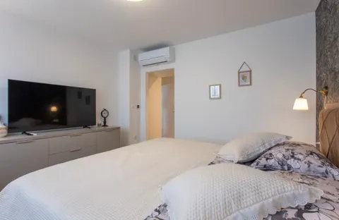 Split, Plokite - Dvosoban stan sa loggiom 60 m2 DUGOROČAN NAJAM