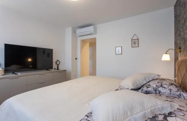 Split, Plokite - Dvosoban stan sa loggiom 60 m2 DUGOROČAN NAJAM
