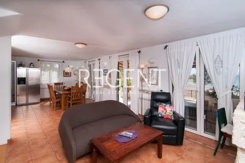 Brač, Mirca - Vila s bazenom uz more 330m2