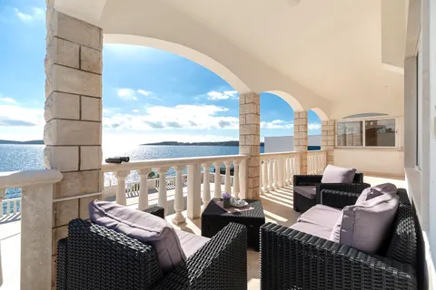 Otok Korčula – Unikatna kamena kuća uz more 450 m2