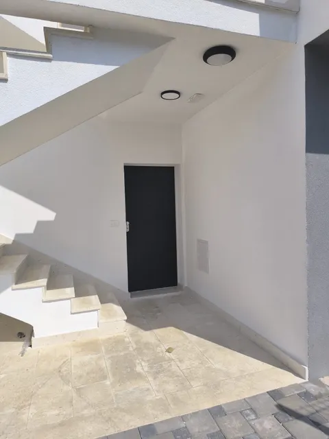 Trogir, Okrug Gornji - Dvosoban stan s bazenom 56 m2, novogradnja