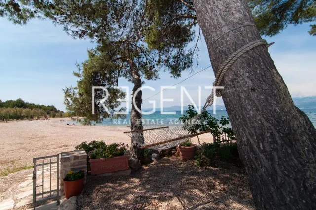 Brač, Mirca - Vila s bazenom uz more 330m2