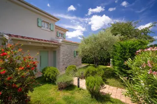 Istra, Višnjan - Luksuzna vila s bazenom i panoramskim pogledom 170 m2