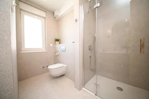 Zadar, Vrsi – trosobni apartmani s bazenom i pogledom na more