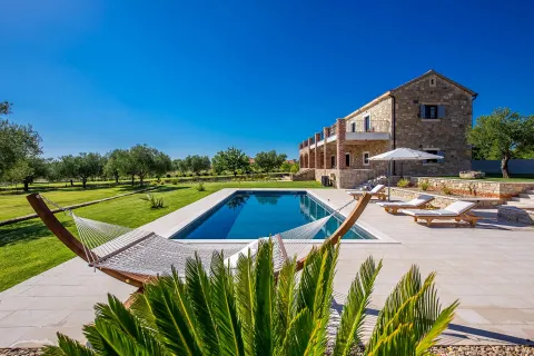 Zadar, Murvica – Prekrasna kamena vila s teniskim terenom na parceli 7800 m2