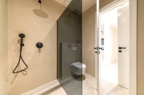 Trogir - Nova moderna vila od 300m2 s bazenom i jacuzzijem