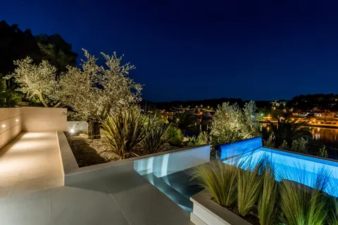 Brač, Milna - Moderna vila prvi red uz more, 264 m2